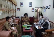 JICA Jajaki Kerjasama Pengembangan Sektor Kepariwisataan Japan International Cooperation Agency (JICA) saat bertemu dengan Kepala Dinas Pariwisata Pemkab Bulukumba Daud Sahal diruang kerjanya. Selasa, (25/1)