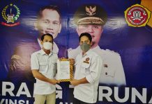 Karang Taruna Kubu Harmansyah Tunjuk Muhammad Zulkifli Sebagai Caretaker Karang Taruna Pangkep Kiri Ketua Karang Taruna Sulsel Harmansyah saat memberikan Surat Mandat kepada Wakil Ketua bidang Kesbang dan Bela negara, Muhammad Zulkifli (Kanan) sebagai pemegang Surat Mandat sebagai Pengurus Karang Taruna Pangkep. Selasa, (25/1)