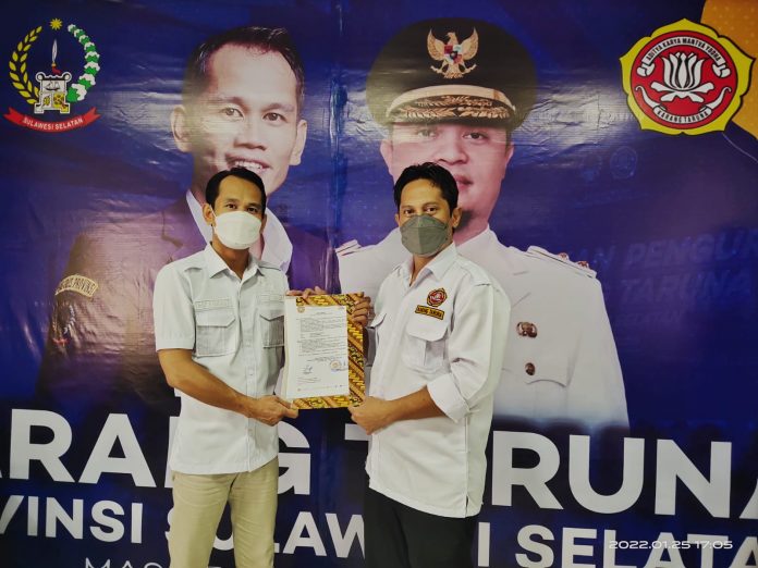 Kiri Ketua Karang Taruna Sulsel Harmansyah saat memberikan Surat Mandat kepada Wakil Ketua bidang Kesbang dan Bela negara, Muhammad Zulkifli (Kanan) sebagai pemegang Surat Mandat sebagai Pengurus Karang Taruna Pangkep. Selasa, (25/1)