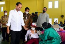 Kunjungi Vaksinasi Anak dan Lansia, Ini Dialog Presiden dengan Para Bupati di Provinsi Kepri Presiden Joko Widodo atau Jokowi meninjau langsung kegiatan vaksinasi Anak di kabupaten Bintan, Provinsi Kepulauan Riau. Selasa, (25/1)