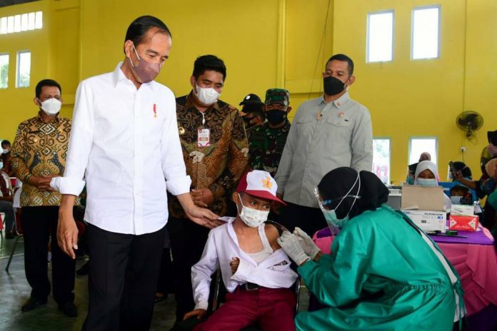 Presiden Joko Widodo atau Jokowi meninjau langsung kegiatan vaksinasi Anak di kabupaten Bintan, Provinsi Kepulauan Riau. Selasa, (25/1)