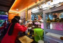 Kembali Presiden Jokowi Menyerahkan Bantuan Tunai Bagi Para Pedagang di Kota Tanjung Pinang Presiden Jokowi menyerahkan bantuan tunai bagi para pedagang di Taman Batu 10 Kawasan Pasar Bintan Center, Kota Tanjungpinang, Senin (25/01/2022). (Foto: BPMI Setpres/Muchlis Jr)