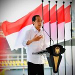 Presiden, Stop Ekspor Bahan Mentah, Jokowi: Negara Lain dapat Nilai Tambah, Pajak dan Lapangan Kerja Presiden Joko Widodo atau Jokowi meluncurkan pelepasan ekspor perdana tahun 2022 smelter grade alumina produksi PT Bintan Alumina Indonesia di Kawasan Ekonomi Khusus (KEK) Galang Batang, Kabupaten Bintan, Kepulauan Riau, Selasa (25/01/2022).