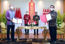 Presiden Jokowi dan PM Lee Saksikan Penandatanganan Empat Dokumen Kerja Sama Presiden Jokowi dan PM Lee Hsien Loong menyaksikan penandatanganan dokumen kerja sama yang dilakukan oleh Menko Marves RI Luhut Binsar Pandjaitan dan Menteri Senior dan Menteri Koordinator Keamanan Nasional Singapura Teo Chee Hean, di Bintan, Kepri, Selasa (25/01/2022). (Foto: BPMI Setpres/Muchlis Jr)