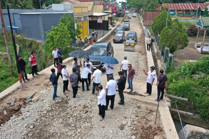 Ketua dan Anggota Komisi D DPRD Sulsel Tinjau pengerjaan jalan poros Rumbia- Malakaji kabupaten Jeneponto. Rabu, (26/1)