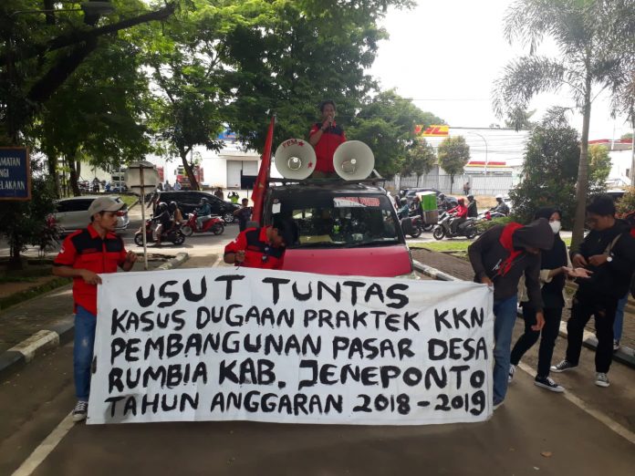 Perhimpunan Pergerakan Mahasiswa (PPM) melakukan aksi unjuk rasa dan pelaporan secara resmi indikasi korupsi pembangunan Pasar baru Desa Rumbia Kab. Jeneponto, di Mabes Polda Sulsel. Kamis (27/1/2022)