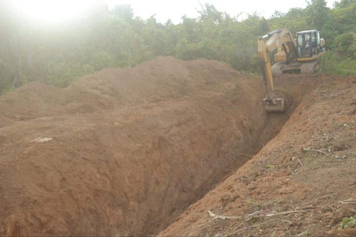 Alat berat sedang melakukan penggusuran, dan perusakan kebun warga Enrekang oleh pihak PTPN