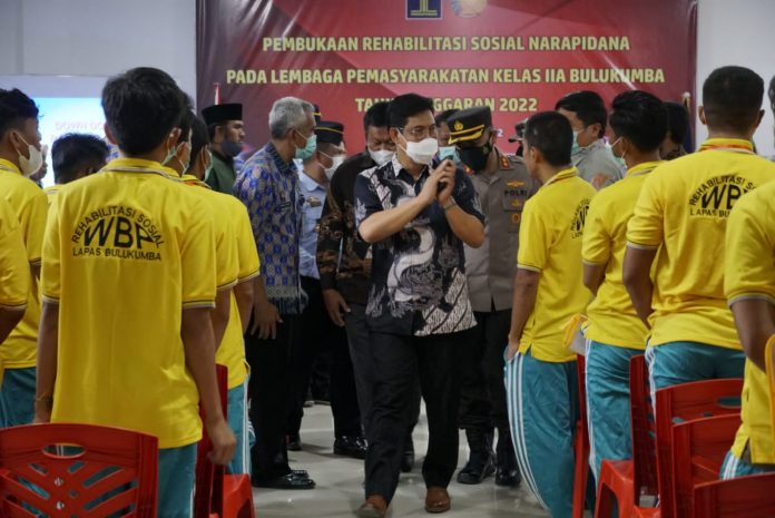 Wakil Bupati H. Andi Edy Manaf saat menghadiri kegiatan rehabilitasi sosial, Kamis, 27 Januari 2022, di Aula Lapas IIA Bulukumba.