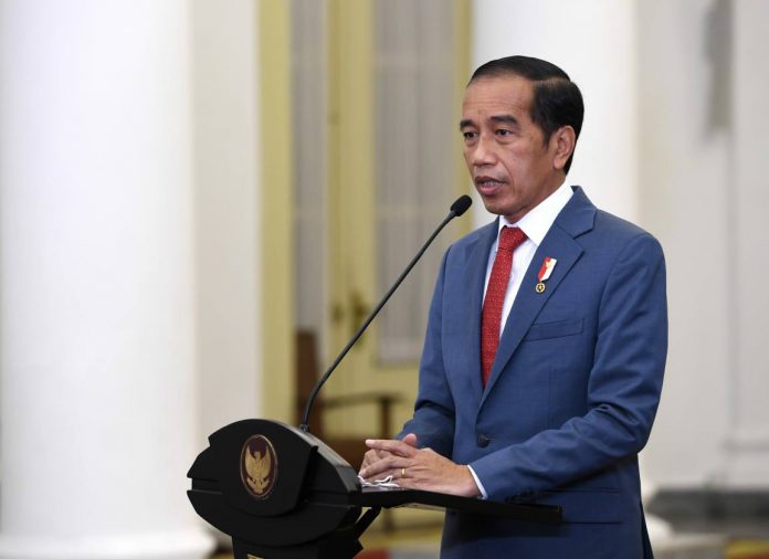 Presiden Jokowi didampingi Seskab Pramono Anung, Menteri Investasi/Kepala BKPM Bahlil Lahadalia, dan Ketua Kadin Indonesia Arsjad Rasjid saat membuka B20 Inception Meeting, Kamis (27/01/2022).