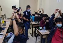 Pinjol Gunakan Modus Otoritas Jasa Keuangan, OJK Harap Masyarakat Waspada Polisi gerebek kantor pinjol ilegal di Cengkareng, Jakarta Barat.
