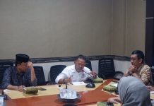 Pansus Ranperda Kabupaten Literasi, Agendakan Konsultasi ke Perpustakaan Nasional Keterangan Foto: Rapat Pansus Ranperda Kabupaten Literasi dipimpin Andi Muhammad Rijal Abdullah( Ketua Pansus), disaksikan Ketua DPRD Maros H. Andi Patarai Amir, S.E., Wakil Ketua I DPRD Maros Hj. Haeriah Rahman, S.P. dan Tokoh Literasi Bachtiar Adnan Kusuma, Kamis 27/1 di Ruang Pimpinan DPRD Maros