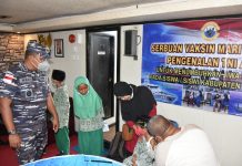 TNI AL Lantamal XI Merauke Lasanakan Vaksin Maritim Di Geladak KAL Mulga Wadanlantamal XI Merauke, Kolonel Laut (P) Hari Widjajanto, MM memantau kegiatan vaksinasi Covid-19 bagi siswa SMP di Kabupaten Merauke, Papua.