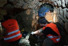 Selokan Tempat Puluhan Orang Yahudi Bersembunyi dari Nazi Ditemukan Para peneliti memeriksa ruangan di selokan di Lviv, tempat puluhan orang Yahudi bersembunyi dari Nazi. (Explorer/Zaxid)