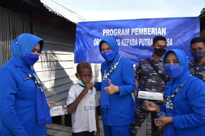 Ketua Korcab XI Daerah Jalasenastri Armada III Ny. Dewi Edy Prakoso beserta pengurus kunjungi anak-anak Putra Bangsa Merauke, di Rumah Tinggal Sementara (RTS) Suku Asmat Jl. Noari Karang Indah Kabupaten Merauke, Jumat pagi (28/01/2022).