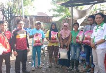 Pemuda Tani HKTI dan PPPA Darul Qur’an Salurkan Bantuan ke Kampung Pemulung Gowa Lestari Pemuda Tani HKTI Sulsel bersama PPPPA Daarul Qur'an menyalurkan paket bantuan berupa beras dan Al Qur'an kepada tiga puluh warga di kampung Pemulung Gowa Lestari. Sabtu (29/01/22)
