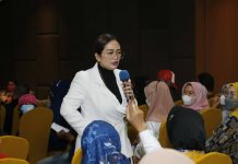 Sapa Warga, Legislator Golkar Debbie Rusdin Hadirkan Istri Ketua DPRD Makassar Dokter Irnawati Astuti RL dan Dokter Onasis Anggota DPRD Provinsi Sulawesi Selatan, dari Fraksi Golkar Andi Debbie Purnama Rusdin menyapa konstituenya melalui sosialisasi nilai-nilai kebangsaan tentang "Kesehatan", di Hotel Aswin jalan Gunung Latimojong, Kelurahan Maradekayya Selatan, Makassar, Sabtu (29/1/2022).