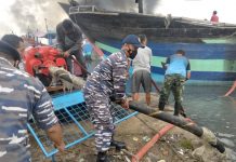 Belasan Kapal Terbakar, TNI AL Dikerahkan Atasi Kebakaran di Pelabuhan Tegal Personil TNI AL Dikerahkan Atasi Kebakaran di Pelabuhan Tegal