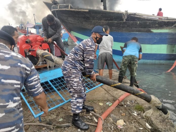 Personil TNI AL Dikerahkan Atasi Kebakaran di Pelabuhan Tegal