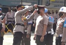 Kapolresta Banjarmasin Pecat BT Oknum Polisi Pelaku Asusila Terhadap Mahasiswi Kapolresta Banjarmasin Kombes Pol Sabana A Martosumito saat mencopot seragam kedinasan pada upacara Pemberhentian Tidak dengan Hormat (PTDH), Sabtu (29/1). (LN/Antara)