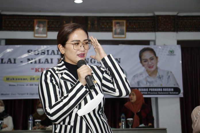 Anggota DPRD Sulawesi Selatan dari Fraksi Golkar, Debbie Purnama Rusdin menyapa warga Kecamatan Mamajang kota Makassar. Minggu, (30/1)