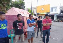 Bupati Andi Utta Sambangi Korban Kebakaran di Jalan Bung Tomo Bupati Bulukumba Muchtar Ali Yusuf (baju merah) saat mengunjungi warga korban kebakaran di bilangan Jalan Bung Tomo, samping kanan Kantor BRI Cabang Bulukumba, Minggu 30 Januari 2022.