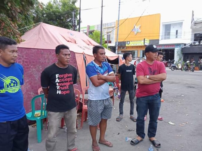 Bupati Bulukumba Muchtar Ali Yusuf (baju merah) saat mengunjungi warga korban kebakaran di bilangan Jalan Bung Tomo, samping kanan Kantor BRI Cabang Bulukumba, Minggu 30 Januari 2022.