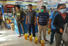 Minyak Goreng Hilang, Usai Pemerintah Umumkan HET Rp11.500, Komisi VI Panggil Mendag Warga saat mengantri untuk membayar minyak goreng subsidi disalah satu toko ritel modern.