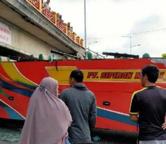 Bus Seruduk Flyover di Kota Padangpanjang Foto: Bus Sipirok Nauli seruduk flyover di Padangpanjang Sumbar (ist)