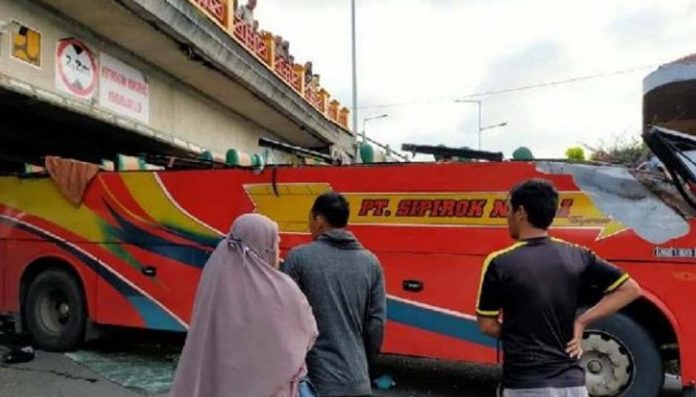 Foto: Bus Sipirok Nauli seruduk flyover di Padangpanjang Sumbar (ist)