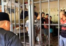 Komnas HAM Temukan Fakta Baru Penghuni Kerangkeng Bupati Langkat Nonaktif Foto: Bupati langkat dan kerangkeng di rumahnya (Youtube/ Tiorita Rencana)