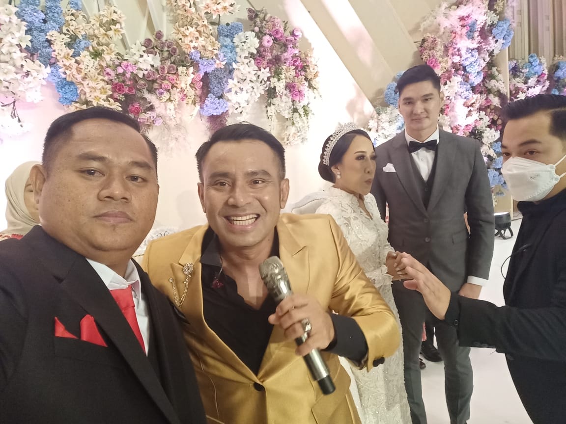 Judika hadir menghibur keluarga Karaeng Sewang saat acara resepsi pernikahan di UpperHills Covention Center Metro Tanjung Bunga, Mariso, Kota Makassar. Minggu, 30 Januari 2022.