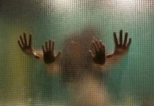 Alasan BAB, Istri Ketangkap Basah Sedang Bersama Pak Dewan di Toilet Ilustrasi