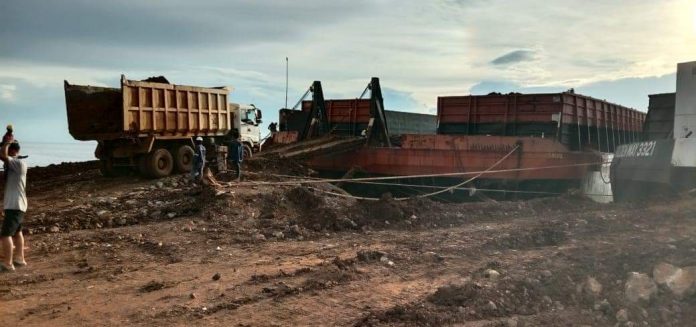 Aktifitas penimbunan laut yang dilakukan oleh PT. Tambang Mineral Maju di kabupaten Kolala Utara, Provinsi Sulawesi Tenggara.