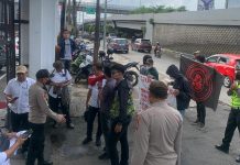 GMB Desak Kajati Sulsel Periksa Kadinsos Selayar Terkait Bansos Gerakan Mahasiswa Bersatu (GMB) saat melakukan aksi unjuk rasa didepan kantor Kejaksaan Tinggi (Kejati SulSel) untuk melaporkan langsung dugaan korupsi Bansos pada Dinas Sosial Kabupaten Kepulauan Selayar. Senin, (31/1/2022)