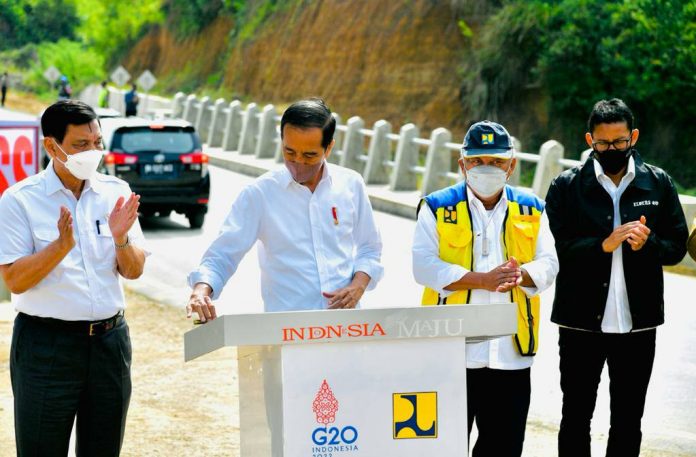 Presiden Jokowi meresmikan Jalan Bypass Balige, di Kab. Toba, Sumut, Rabu (02/02/2022). (Foto: BPMI Setpres/Laily Rachev)