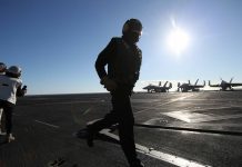 NATO Latihan Perang di Laut Adriatik dengan Kode Neptunus Strike 2022 Salah satu parjurit di atas kapal induk USS Harry menyiapkan pesawat jet tempur. Rabu, (2/2) (Properti Reuters)