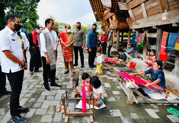 Presiden Jokowi dalam kunjungan kerjanya di Toba, Sumut, Rabu (02/02/2022). (Foto: BPMI Setpres/Laily Rachev)