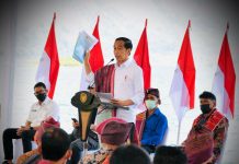 Di Kabupaten Humbang Hasundutan, Presiden Serahkan 723 SK Perhutanan Sosial Presiden Joko Widodo saat memberikan sambutanya usai menyerahkan SK Perhutanan Sosial kepada 723 petani di Kabupaten Humbang Hasundutan, Provinsi Sumatra Utara. Kamis, (3/2)