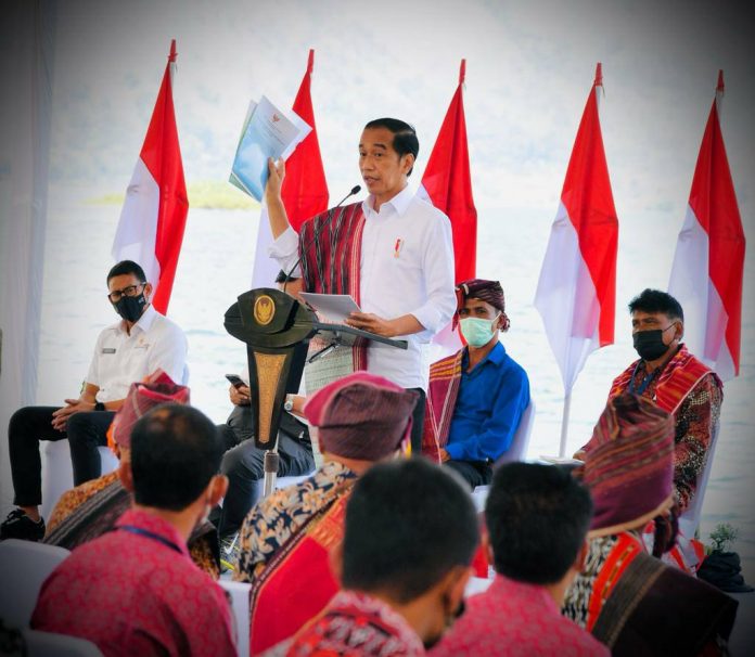 Presiden Joko Widodo saat memberikan sambutanya usai menyerahkan SK Perhutanan Sosial kepada 723 petani di Kabupaten Humbang Hasundutan, Provinsi Sumatra Utara. Kamis, (3/2)