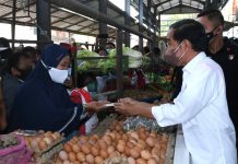 Presiden Jokowi Beri Bantuan Tunai kepada Pedagang di Pasar Kebun Lada Kota Binjai Presiden Jokowi saat membagikan bantuan langsung tunai bagi para pedagang kaki lima dan warung di Pasar Kebun Lada, Kota Binjai, Sumatera Utara, Jumat (04/02/2022). (Foto: BPMI Setpres/Kris)