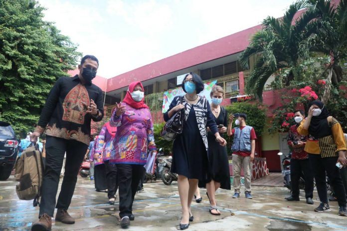 BNPB dan Utusan Khusus PBB untuk Pengurangan Risiko Bencana melakukan peninjauan ke sekolah aman bencana di SD Negeri 13 Klender, Jakarta Timur, Kamis (03/02/2022). (Foto: Dokumentasi Setkab)