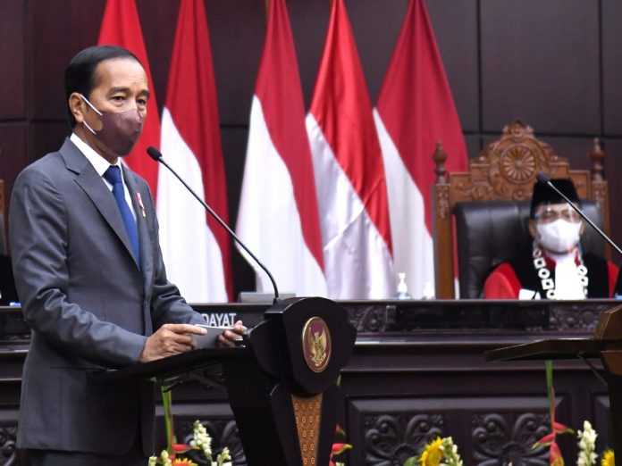 Presiden Jokowi dalam Sidang Pleno Khusus Penyampaian Laporan Mahkamah Konstitusi Tahun 2021, yang digelar di Gedung I Mahkamah Konstitusi, Jakarta, Kamis (10/02/2022) pagi. (Foto: BPMI Setpres/Lukas)