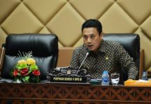 Wakil Ketua Komisi V DPR Minta Ditjen Perkeretaapian Tingkatkan Pengawasan Pembangunan Kereta Cepat Wakil Ketua Komisi V DPR RI Andi Iwan Darmawan Aras dalam rapat Komisi V DPR RI dengan Dirjen Perkeretaapian Kemenhub Zulfikri dan Dirut PT. KCIC Dwiyana Slamet Riyadi di Ruang Rapat Komisi V DPR RI, Senayan, Jakarta, Senin (7/2/2022). Foto: Andri