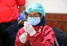 Omicron Kemungkinan Menjadi Varian Terakhir? Tenaga kesehatan sedang mempersiapkan vaksin untuk berikan kepada warga (ist)