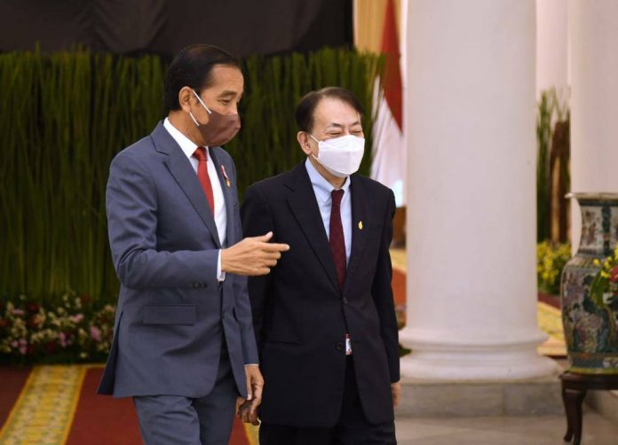 Presiden Jokowi menerima kunjungan pimpinan ADB, Jumat (18/02/2022), di Istana Kepresidenan Bogor, Jawa Barat. (Foto: BPMI Setpres/Lukas)