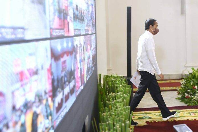 Presiden Jokowi meninjau pelaksanaan vaksinasi secara virtual, Kamis (17/02/2022). (Foto: Humas Setkab/Oji)