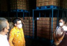Tim Satgas Pangan Sumut Grebek 3 Gudang, Hasilnya Terdapat 1.1 Juta Kg Migor Ditimbun Kepala Biro Perekonomian Sekretariat Daerah Pemerintah Provinsi (Sumut) Naslindo Sirait melakukan inspeksi mendadak atau sidak pada Kamis, 17 Februari 2022. Bersama Tim Satgas Pangan, menyambangi sejumlah gudang produsen maupun distributor minyak goreng. (Properti Liputan6)