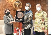 Kunjungi DPR RI Parlemen Turki Diharapkan Ikut Bangkitkan Optimisme Masyarakat Internasional Anggota Grup Kerja Sama Bilateral (GKSB) DPR RI-Parlemen Turki Muhammad Husni (kanan) usai pertemuan dengan Dubes Turki untuk Indonesia, Aşkın Asan, di Gedung Nusantara III, Senayan, Jakarta, Senin (14/2/2022). Foto: Novel/Man