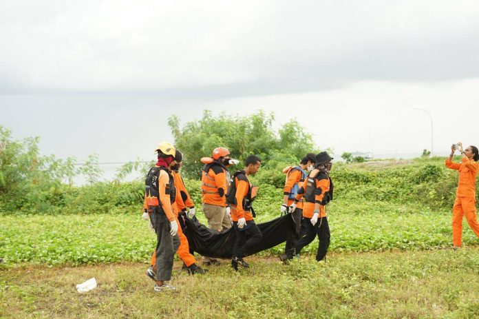 Tim SAR gabungan berhasil menemukan jenazah korban perahu nahas di perairan Tanjung Bunga, Selasa (22/2/2022), pagi. [Properti SAR]