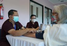 Kemenkes: Vaksinasi Booster Lansia Dapat Dilakukan Setelah Tiga Bulan Vaksinasi Dosis Primer Vaksinasi COVID-19 bagi tenaga kesehatan berusia lanjut. (Foto: Humas Kemenkes)